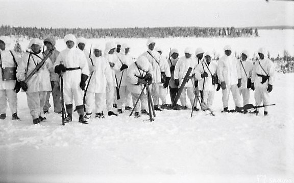 Финские солдаты на фоне озера Кианта-ярви, 1.01.1940. На фото можно видеть трофейный советский 82-мм миномет и ручной пулемет ДП. (фото из коллекции SA-Kuva.fi)