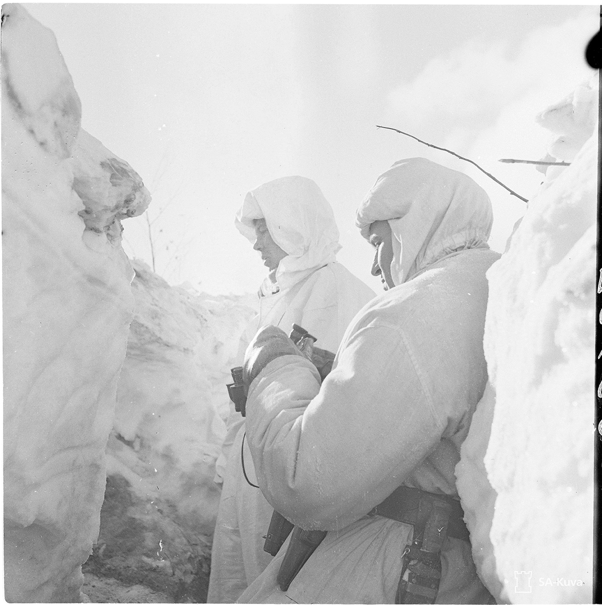 Майор Хейкки Куистио (с биноклем), Карельский перешеек, 19.03.1942.