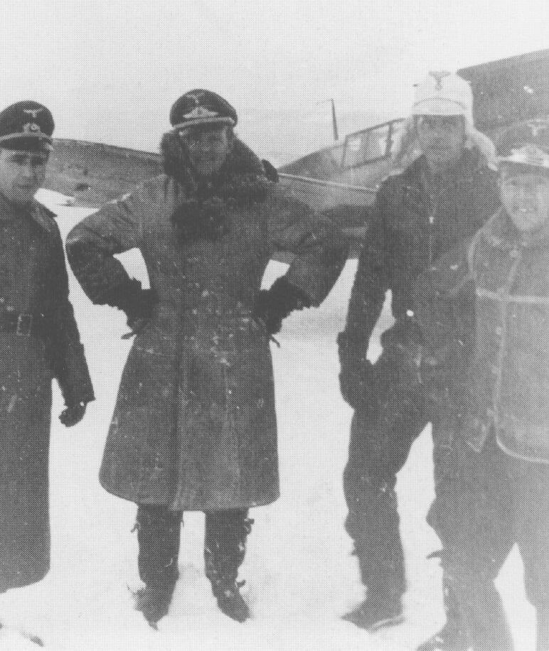 Командир I/JG51гауптман Вильгельм Хахфельд (Hptm.Wilhelm Hachfeld) с офицерами штаба, вероятно один из них доктор Вайль Фогель, Старая Русса, январь – февраль 1942 года.