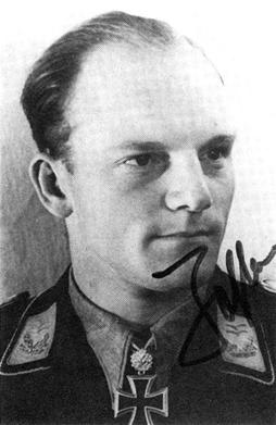 Один из лучших асов JG51 позднего периода войны Гюнтер Йостен (Günther Josten) - младший брат Рейнхарда Йотсена (Oblt. Reinhard Josten) вероятно сбившего самолёт Тимура Фрунзе.