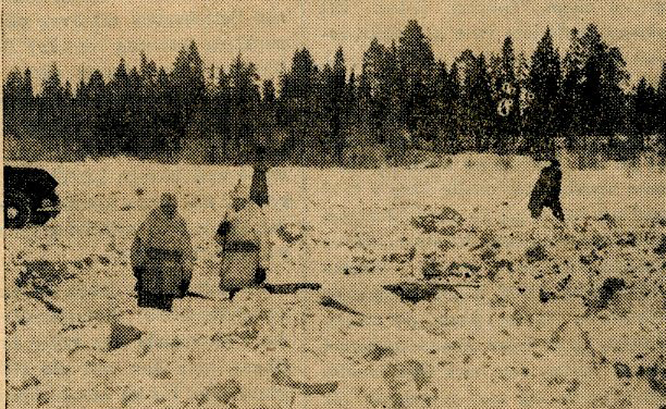 Первые снимки с места бомбардировки Каллакса, в 8 км к югу от Лулео. Наверху майор Стединк осматривает несколько осколков, которых собрался целый мешок. (Из шведской газеты)