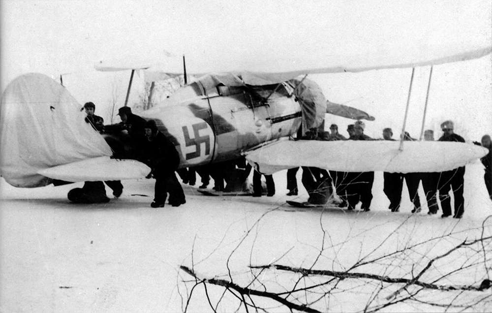 Самолет «Gloster Gladiator» (желтая «D») из состава эскадрильи F19 в Вейцилуото. Январь 1940