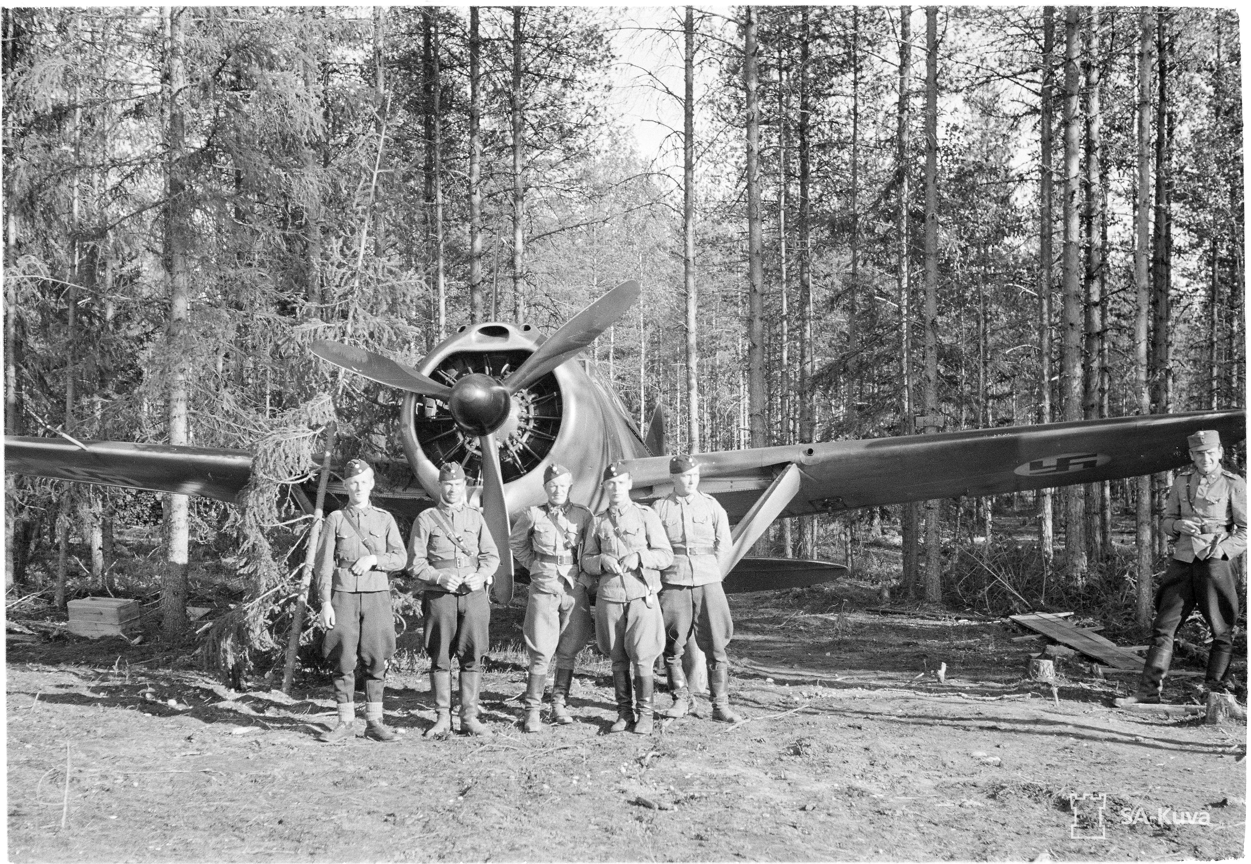 Личный состав 2 флайта LLv24 у самолета Киннунена, слева-направо: Лампи, Турка, Ахола, Киннунен и механник самолета Кауко Пютвия.