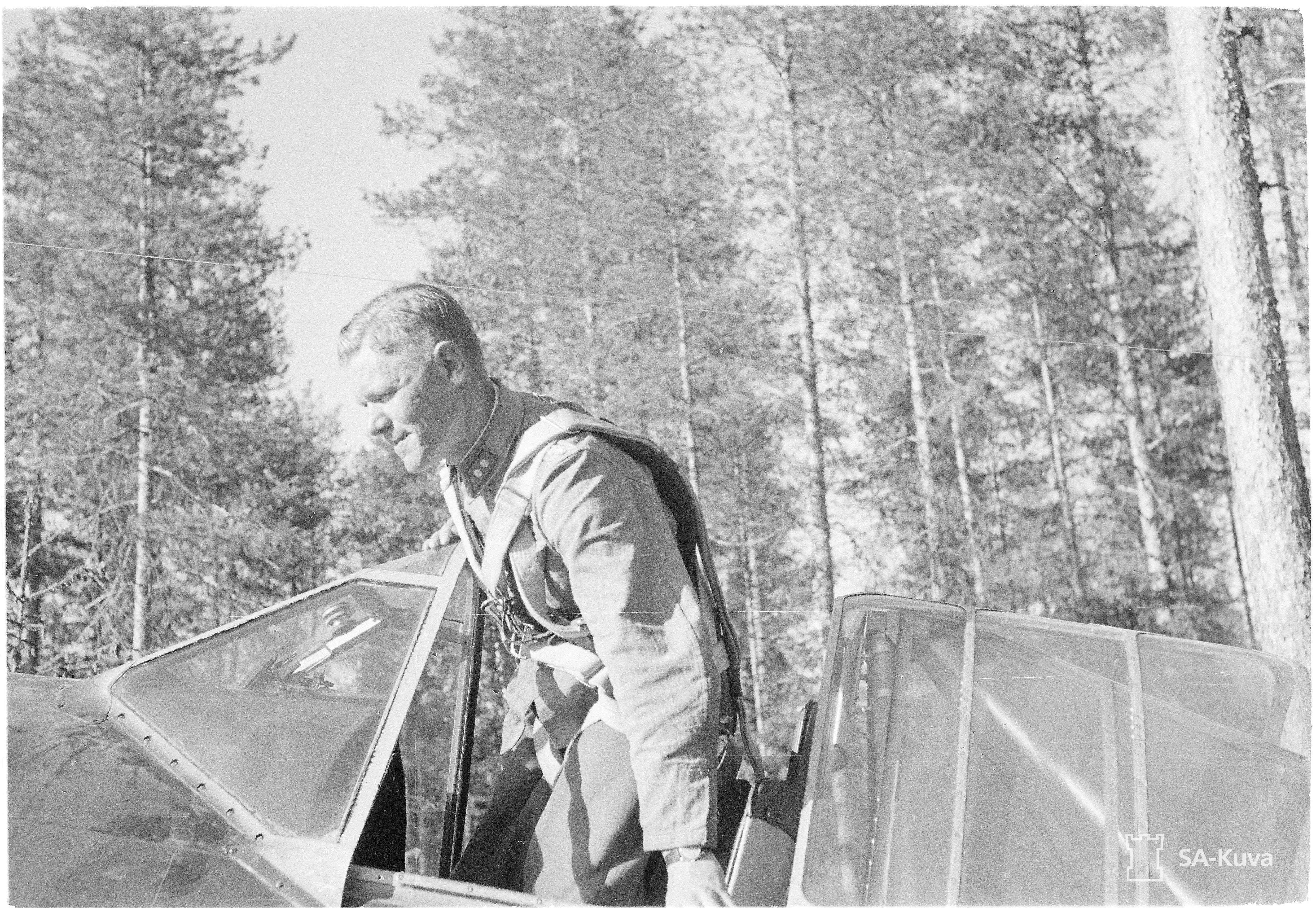 Лейтенант Йормо Сарванто после удачного вылета июнь 1941 года.