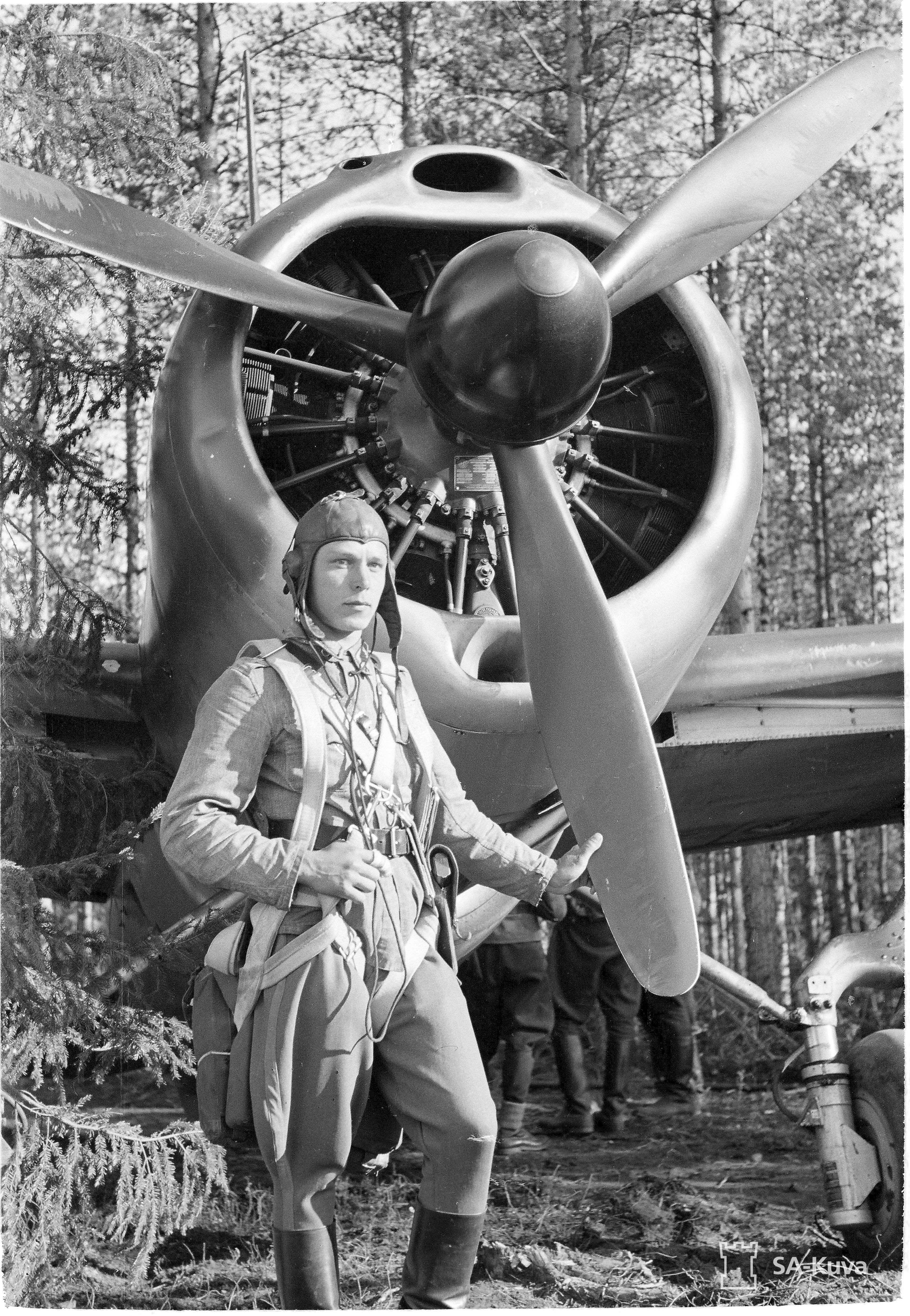Герой 25 июня 1941 года, сержант Эйро Киннунен у своего самолета, июнь 1941 года аэродром Салянпяя.