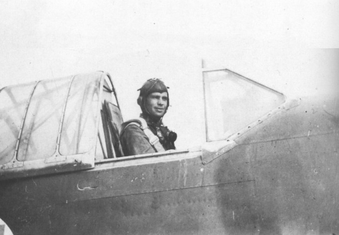 Герой 25 июня 1941 года, старшина Юрье Турка в кабине своего самолета, июнь 1941 года аэродром Салянпяя.