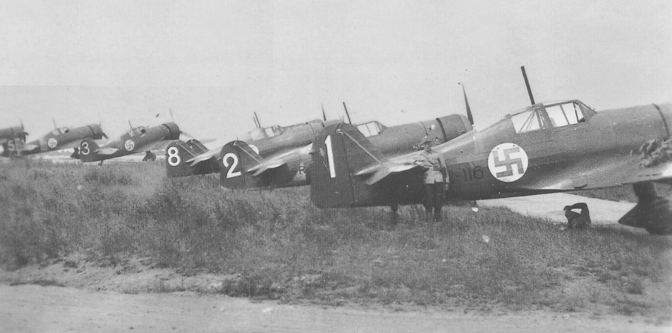 Фоккеры 1-го флайта LLv32 на аэродроме Хувянкюйя, июнь 1941 года, на переднем плане самолет командира флайта капитана Пааво Берга № FW-116, на котором 25 июня лейтенант Вейкко Эвинен сбил 1 и повредил еще 1 СБ.
