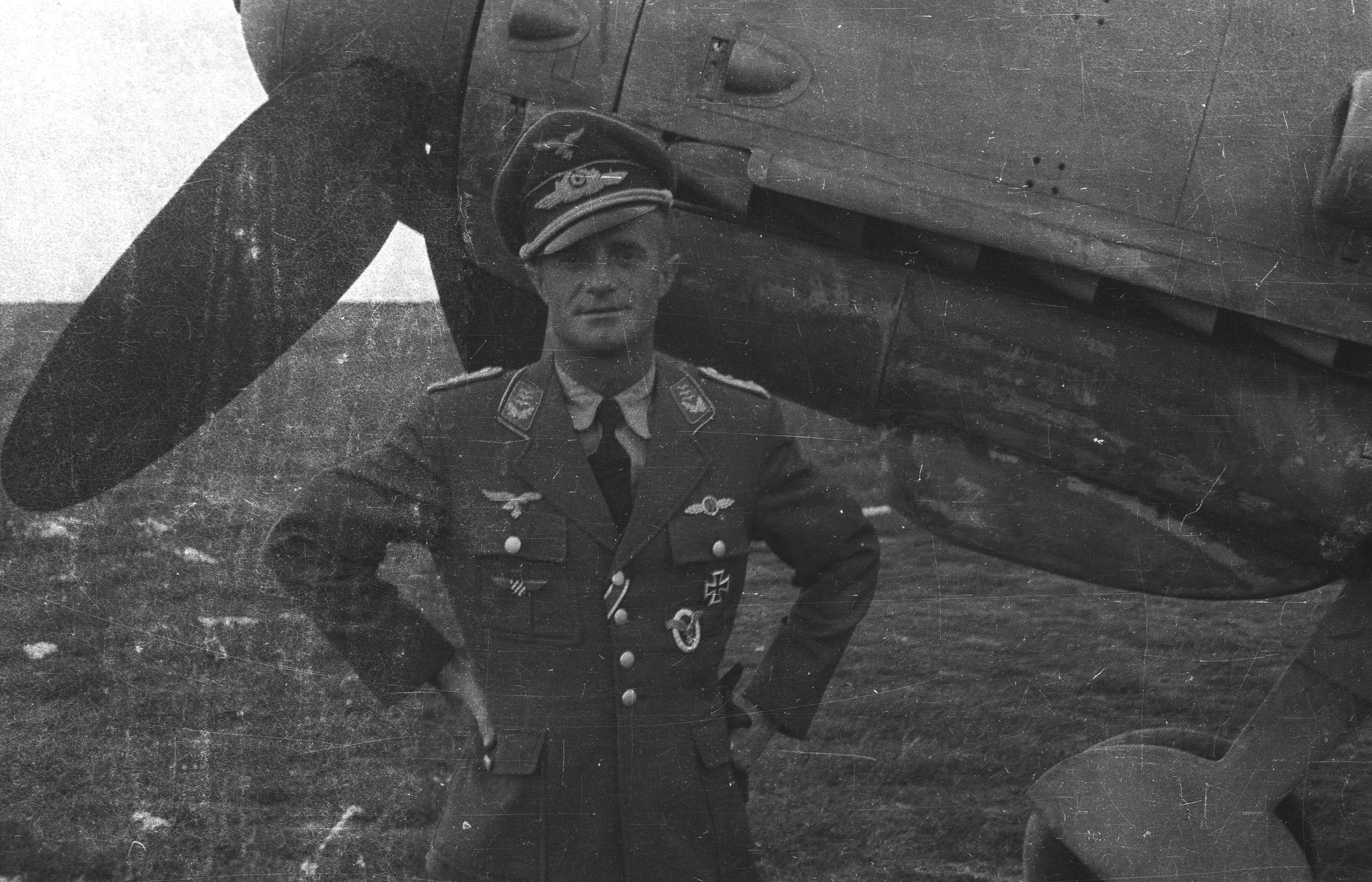 Гауптман Златко Стипчич у своего истребителя. Фото из коллекции Бориса Циглича
