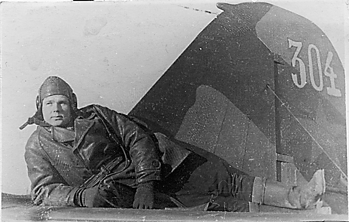 Бомбардировщик СБ хвостовой №304 из 1-й эскадрильи 367-го СБАП; на стабилизаторе сидит сержант Чесноков (фото из архива журнала «Мир Авиации»)