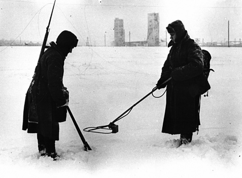 Советские сапёры в районе элеватора, декабрь 1941 года. Отчётливо видны две бетонные башни.