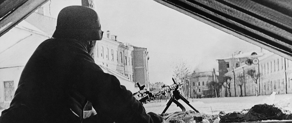 Пулемётчик из состава 1-й танковой дивизии вермахта на Красноармейской улице Калинина, октябрь 1941 года.
