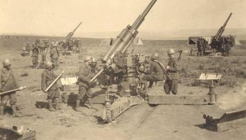 Батарея итальянских 75-мм зенитных орудий 75/46 mod.34 на позиции в районе Бари.