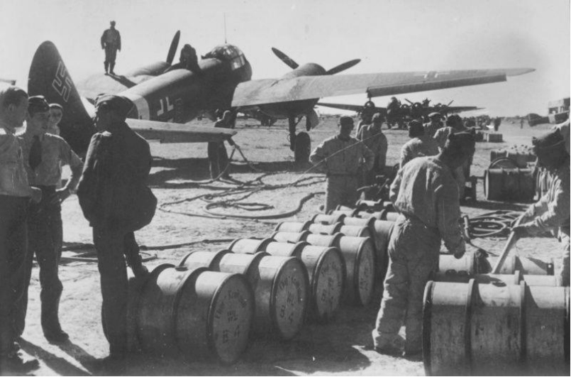Заправка топливом бомбардировщика «Юнкерс-88» 2-го воздушного флота, перед боевым вылетом