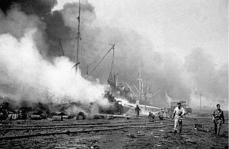 Тушение пожаров на разрушенных причалах, утром 3 декабря 1943 года.