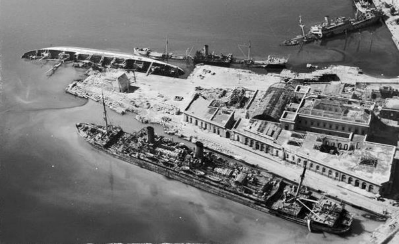 Затопленные корабли у разрушенного морского вокзала Неаполя