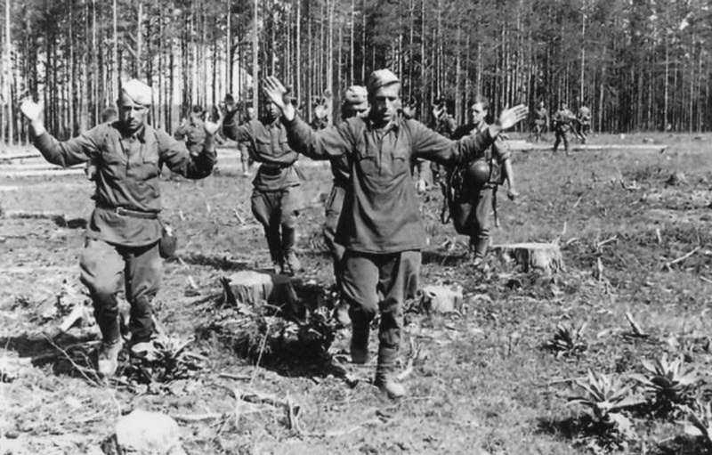 Горькая картина страшного лета 1941 года — окруженные красноармейцы сдаются в плен.