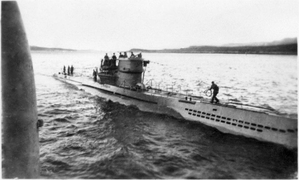Немецкая подводная лодка U 992 в открытом море