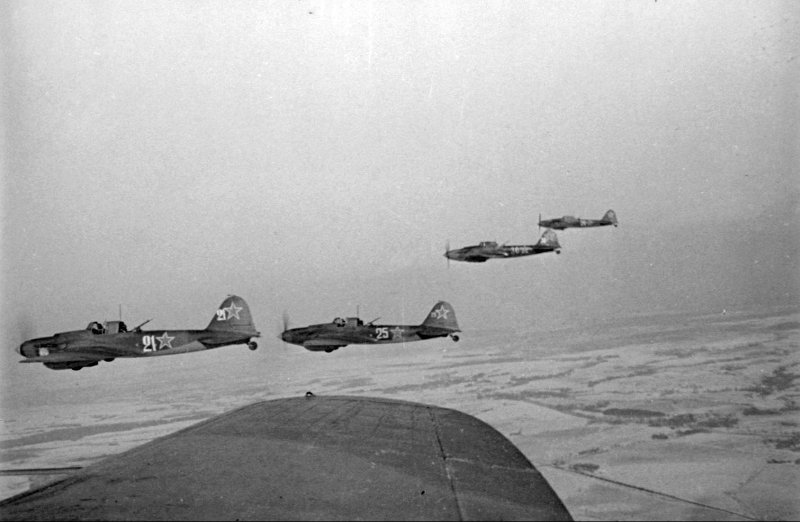 Штурмовики Ил-2 8 ГШАП в полете. Фотоснимок 1945 года. (ava.org.ru)