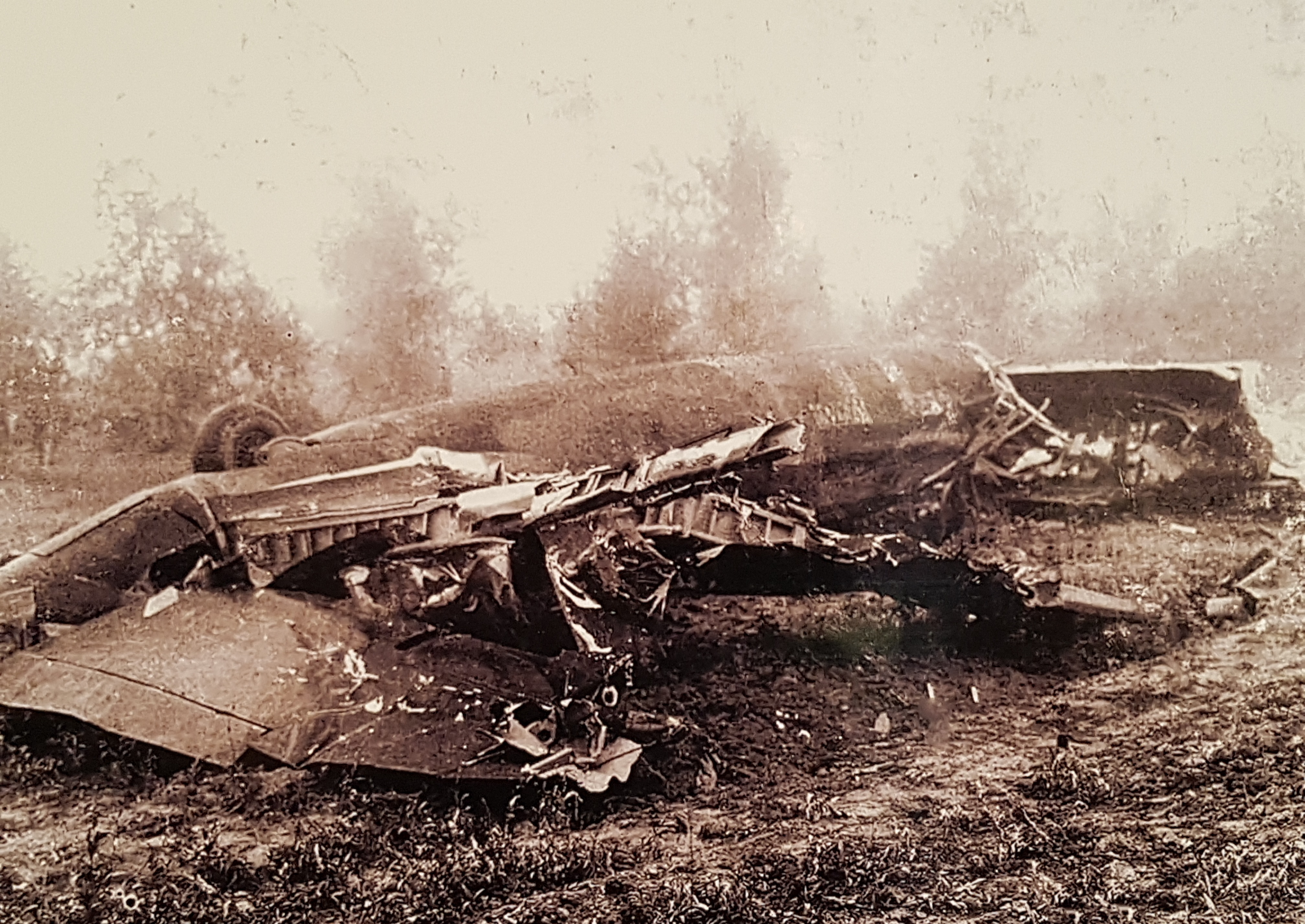 Обломки бомбардировщика He111 сбитого таранным ударом И-16 Виктора Талалихина