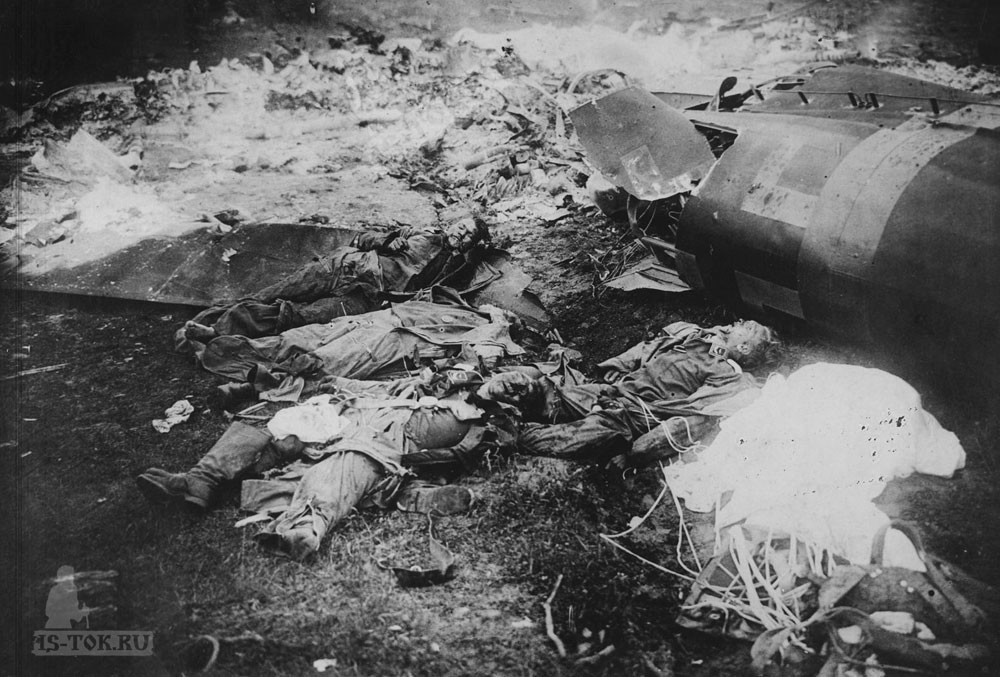 Погибший экипаж бомбардировщика He111 сбитого таранным ударом И-16 Виктора Талалихина