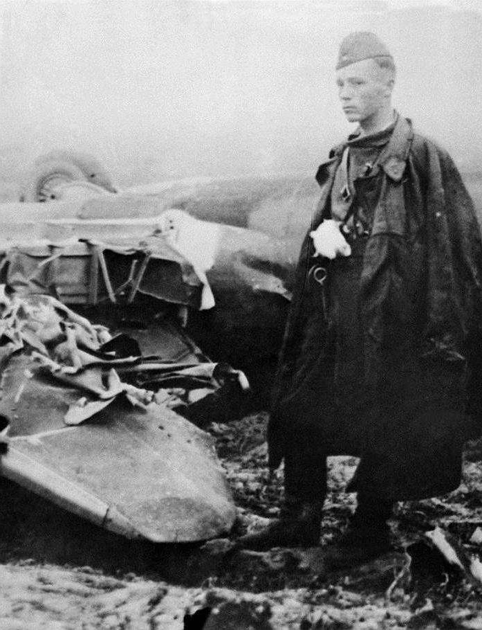 Виктор Талалихин осматривает обломки, сбитого им таранным ударом, He111