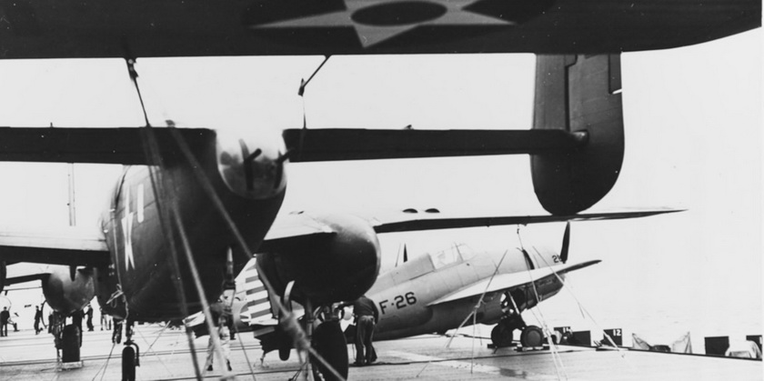 Хвостовая часть одного из B-25B на палубе авианосца «Хорнет». Хорошо видно, что вертикальные прорези, по которым должны ходить стволы, на самом деле нарисованы на плексигласе блистера.