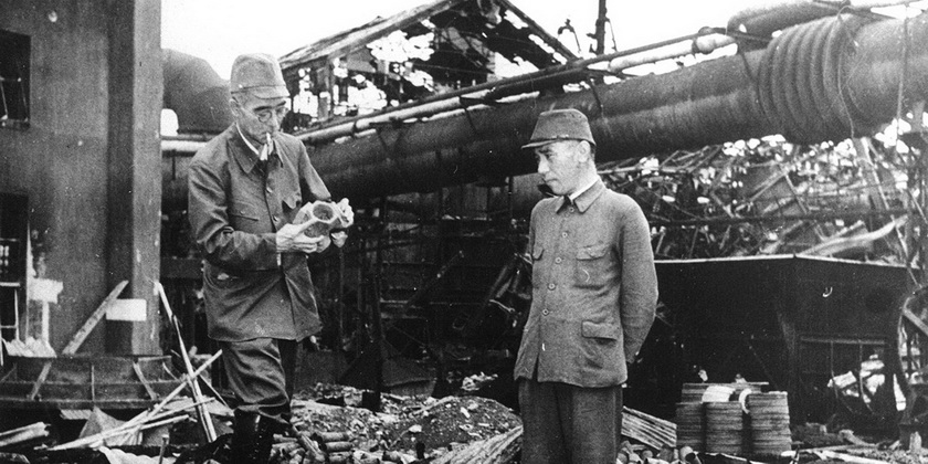 Японский промышленник Рюозо Асано осматривает разрушения на своём сталелитейном заводе.