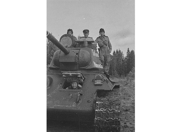 Т-34-76 8-го Эстонского стрелкового корпуса с экипажем. Надпись на башне на русском и эстонском: «Nõukogude Eesti eest», «За Советскую Эстонию». Источник: ajapaik.ee