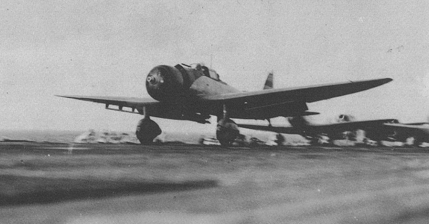 Взлёт «Аити» D3A1 с палубы авианосца