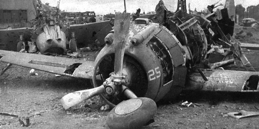 Сгоревшие истребители «Северски» P-35 на авиабазе Кларк-филд, Филиппины.