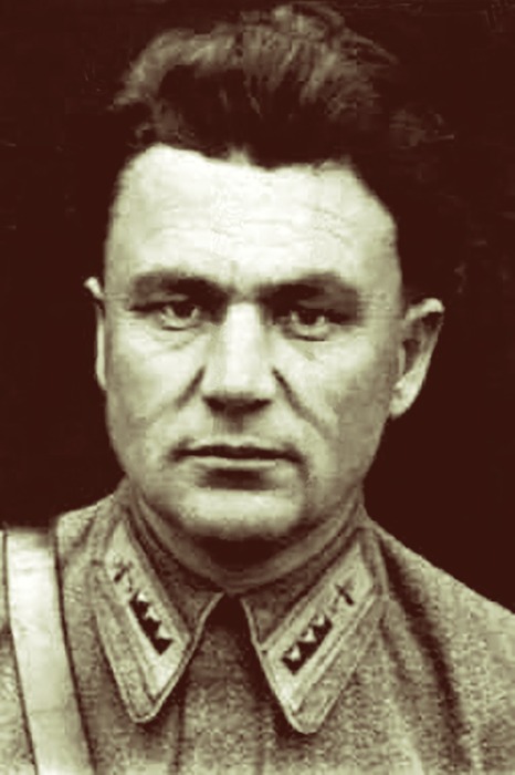 Старший лейтенант Старцев Иван Данилович. (7.10.1904г.р.) Командир звена 24-го МТАП ВВС СФ. Закончил 3-ю объединенную школу пилотов в 1930г. Общий налет – 2056 час.11 мин, из них: днем – 1803 час. 42 мин, ночью – 252 час. 28 мин. Летал с 1930 года на разных типах самолетов.