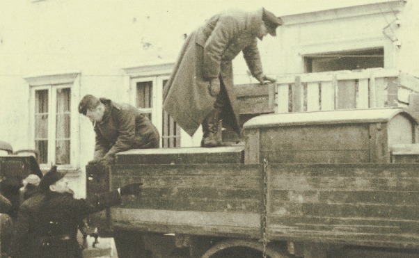 Погрузка награбленного имущества в музее Петра в Нарве (Эстония) в феврале 1944 года. Сотрудник оперативного штаба «Рейхсляйтер Розенберг» за работой. (Источник: Bundesarchiv, Nr.: 1977–031–08)