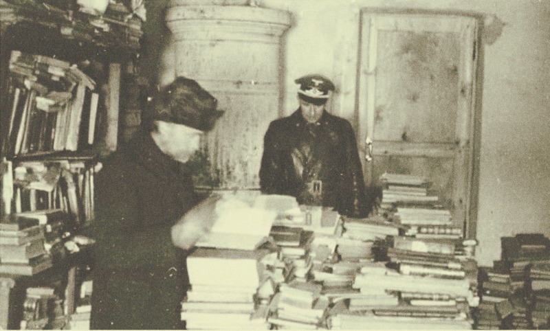 Осмотр книг в городской библиотеке Смоленска в марте 1943 года служащими «Оперативного штаба Рейхсляйтер Розенберг». (Источник: Bundesarchiv, Nr.: 131–070–14)