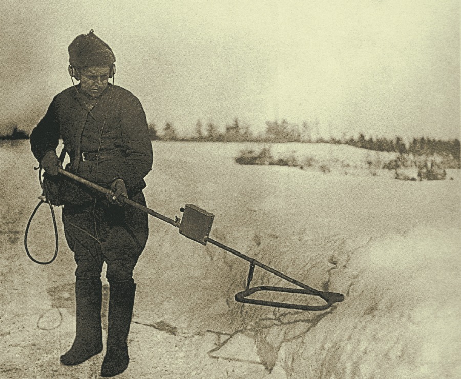 Боец с миноискателем ИМВЭТА-21 на Карельском перешейке. Январь 1940 г. (Источник: waralbum.ru)