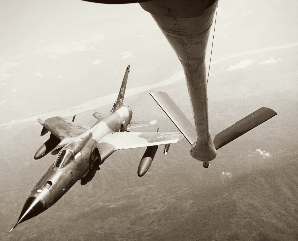 F-105 с грузом бомб M117 выполняет дозаправку в воздухе, 1967 год. Литеры RK на киле являются кодом 333-й тактической истребительной эскадрильи