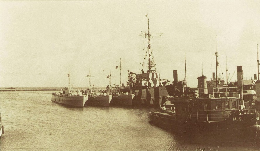 Плавбаза «Weser» и моторные тральщики из 7-й флотилии