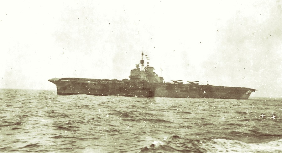 Главная ударная сила Force P – HMS Furious и HMS Victorious, причем фото последнего предположительно сделано во время рейда против Киркенеса
