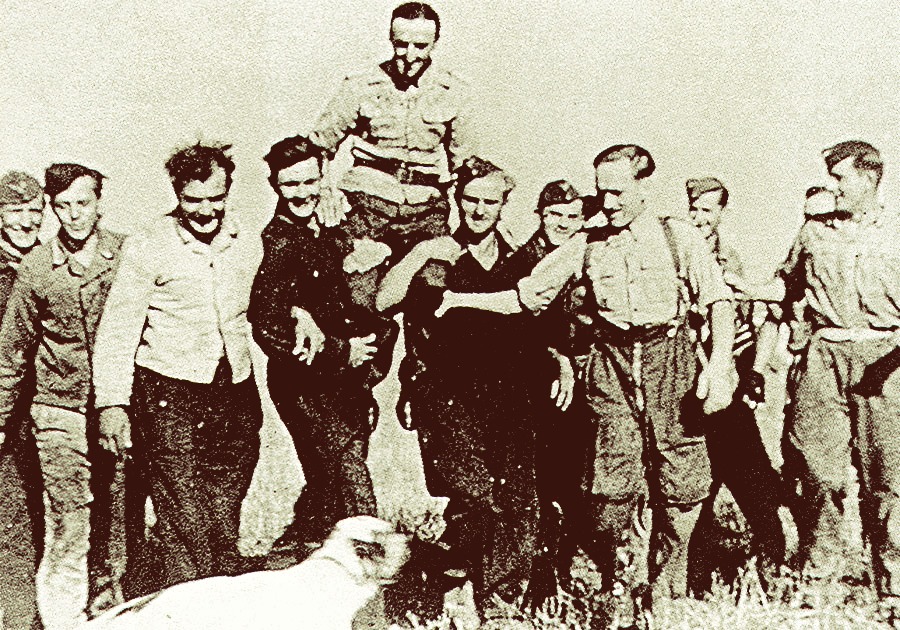 Пилоты 9 штаффеля JG52, держат на руках Германа Графа, осень 1941 года.