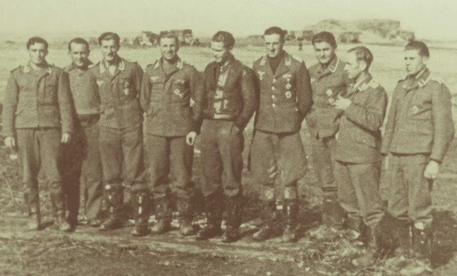 Пилоты 9 штаффеля JG52, в том числе все участники боя 14 октября 1941 года. Крайний слева Генрих Фюллдграу, далее Альфред Эмбергер, четвертый слева Йохан Клейн, шестой Герман Граф. В центре командир подразделения гауптман Франц Херниг (Hptm. Franz Hornig). Фотография сентябрь 1941 года.