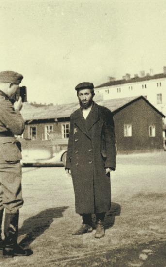 Еврей в кафтане в Ло́дзинском ге́тто. Его фотографируют сразу два фотографа Роты Пропаганды СС. Они выбрали его как объект фотографий из-за его длинного пальто, называвшегося «кафтан», бороды и головного убора типичных для евреев. Таким образом, традиционно одетые евреи особенно часто подвергались унижениям со стороны немцев и фотографов Рот Пропаганды. Фотограф Цермин (Zermin), Источник: BArch Bild 101I-133-0703-19/Zermin/CC-BY-SA