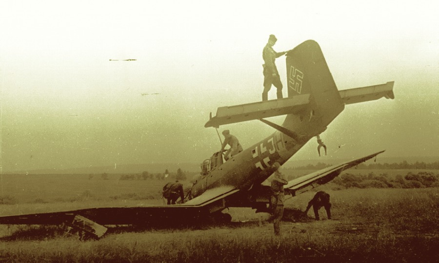 Сбитый немецкий пикировщик «Юнкерс» Ju 87