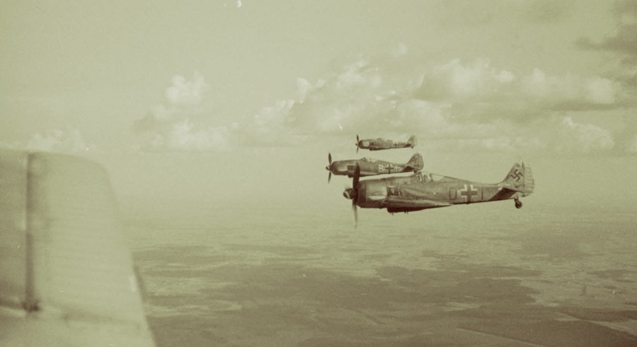В полете истребители-штурмовики «Фокке-Вульф» Fw 190. В отсутствие достаточного количества «Мессершмиттов» опытные пилоты «Фокке-Вульфов» неплохо справлялись с ролью истребителей