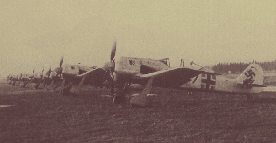 Fw-190A-4 только что полученные I/JG54, на аэродроме Хайлибенбайль, декабрь 1942 года.