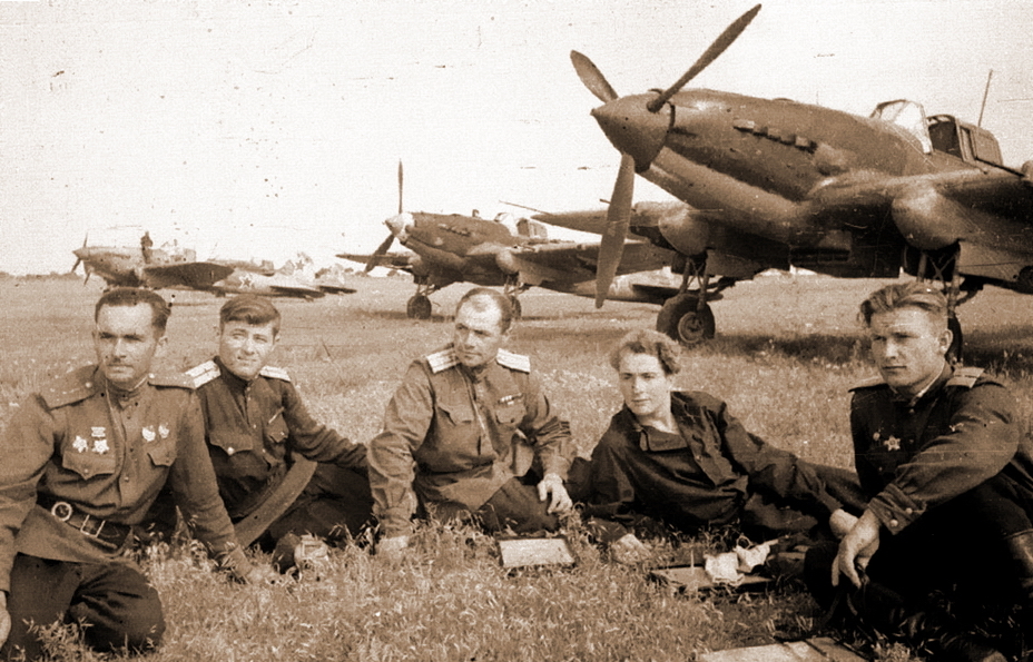 Летчики-штурмовики 190-го штурмового авиационного полка, весна 1944 года.