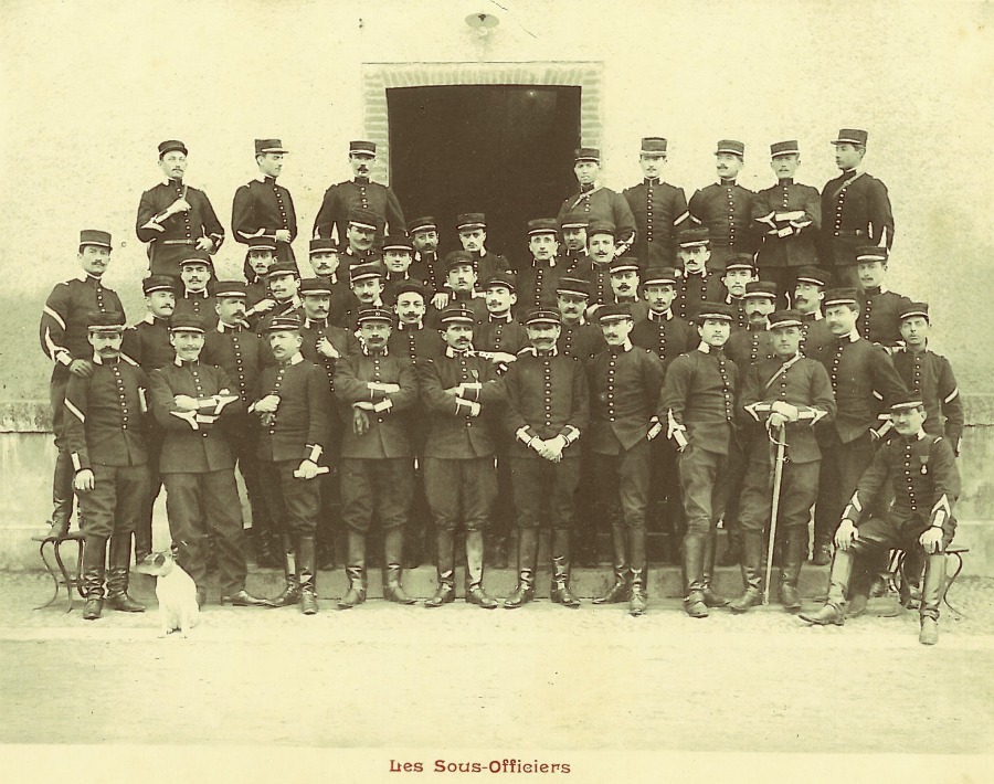 Унтер-офицеры 10-го Драгунского полка. Монтобан, 1911 год (фото из юбилейного альбома полка (Бернэ стоит 4-й справа, 2-й ряд сверху) (A.SUPPER/ из коллекции архива деп. Тарн)