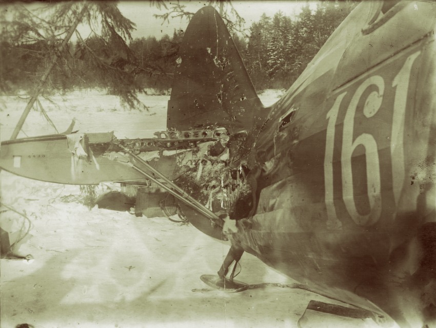 Получивший повреждения в ходе боевого вылета фоторазведчик И-15бис из состава 1-й ДРАЭ