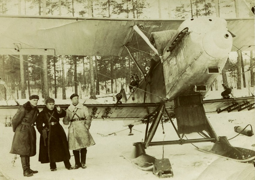 Самолет-корректировщик Р-5 из состава 9-го корпусного авиаотряда