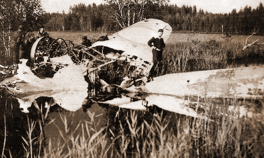 Финны рассматривают обломки «Бленхейма», сбитого 26 февраля 1940 года старшим лейтенантом В.Н. Пешковым
