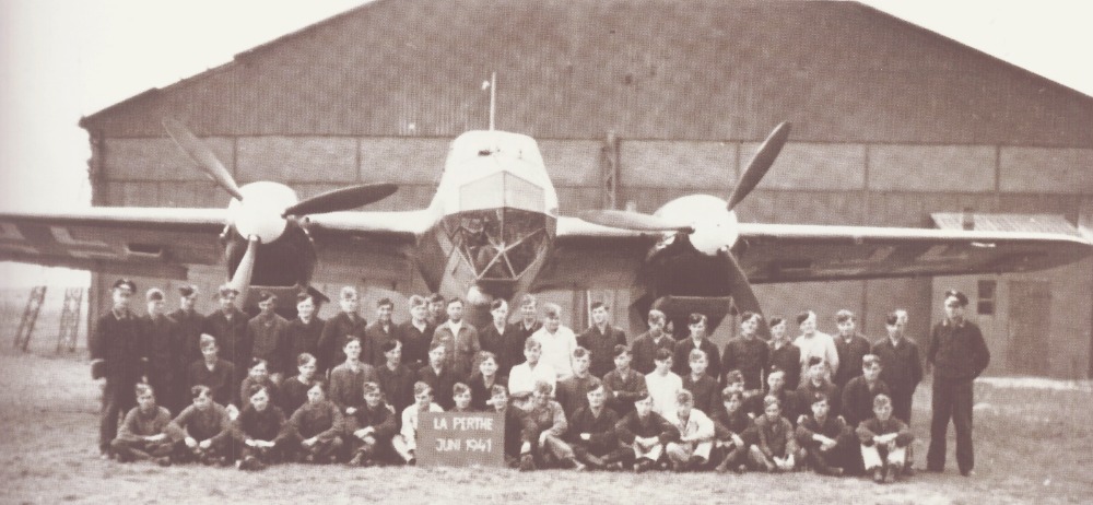 Личный состав 1/Ob.d.L на аэродроме Перье (Perthe), весна 1941 года.