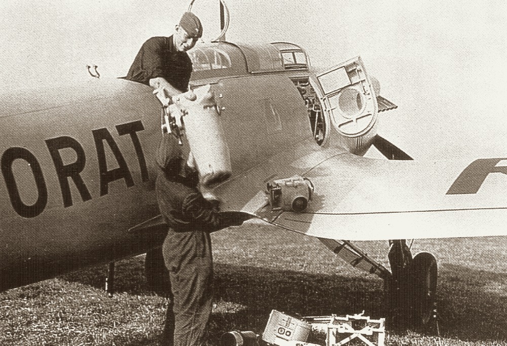 He.70 с гражданским кодом D-ORAT, технический состав выгружает камеру Rb50/18, на крыле лежит ручная камера HK19.